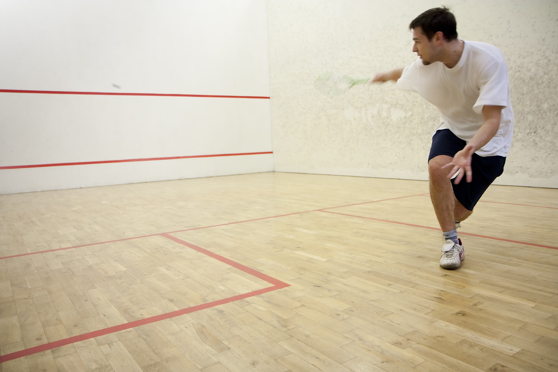 Bild på kund som spelar squash