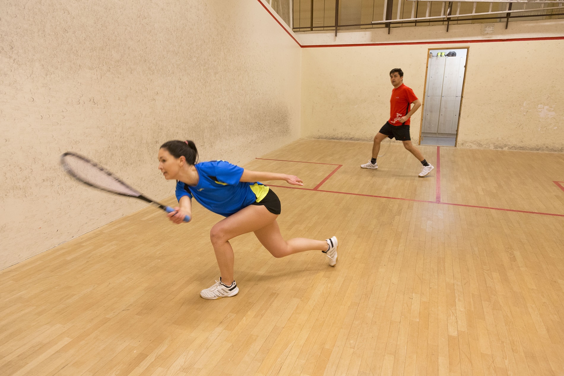 Bild på två kunder som spelar squash